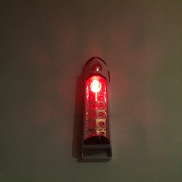 Φακός Led πολλαπλών λειτουργιών τη νύχτα με τα πόδια και το κάμπινγκ